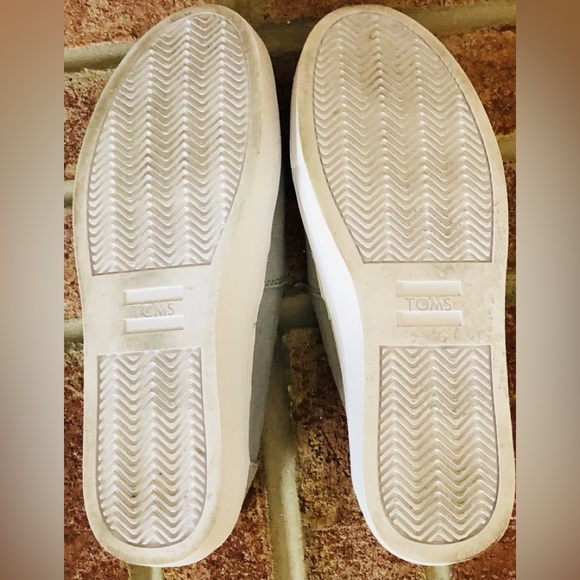 Tom’s light grey loafers - Picture 3 of 3